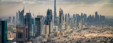 DUBAI, BAE - 10 Aralık 2016: Bulutlar ve mavi gökyüzü ile Dubai şehir merkezindeki helikopter bakış açısı