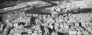 DUBAI, BAE - 10 ARALIK 2016: Dubai ve Dubai Nehrinden kalkan otobüs