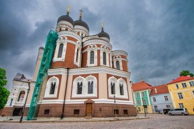 TALLINN, ESTONIA - 2 Temmuz 2017: Turistli Alexander Nevski Katedrali