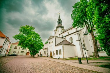 TALLINN, ESTONIA - 2 HAZİRAN 2017: Turistlerle dolu eski şehir meydanı