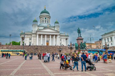 HELSINKI, FINLAND - 3 Temmuz 2017: Bulutlu bir günde Helsinki Beyaz Katedrali 'ni ziyaret edin