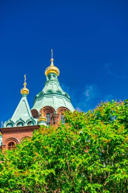 Uspenski Katedrali, Helsinki - Finlandiya. Güneşli yaz gününde tepede. Kızıl Kilise - Finlandiya 'nın başkentinde turizm merkezi
