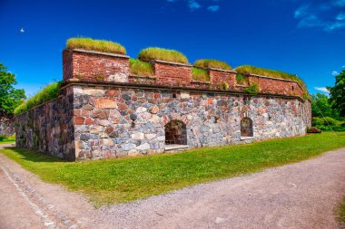 Açık güneşli bir günde Suomenlinna 'nın antik binaları, Helsinki - Finlandiya