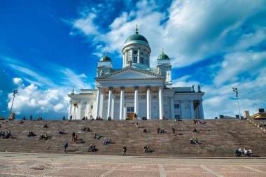 HELSINKI, FINLAND - 4 Temmuz 2017: Güneşli bir günde Helsinki Beyaz Katedrali 'ni ziyaret eden turistler