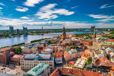 RIGA, LATVIA - 7 Temmuz 2017: Havadan panoramik şehir manzaralı binalar ve Daugava nehri