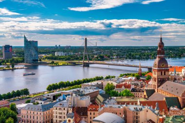RIGA, LATVIA - 7 Temmuz 2017: Havadan panoramik şehir manzaralı binalar ve Daugava nehri