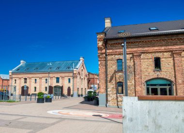 RIGA, LATVIA - 8 Temmuz 2017: Riga, Letonya 'nın merkezinde tuğlalı duvarları olan antik binalar