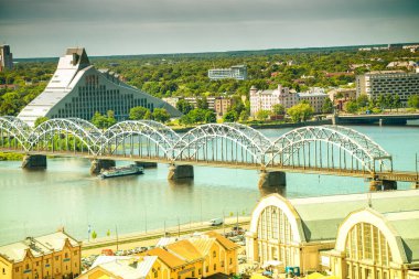 RIGA, LATVIA - 8 Temmuz 2017: Gökyüzü şehir manzarası