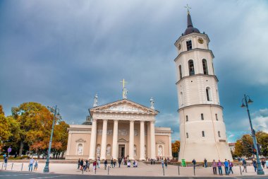 VILNIUS, LITHUANIA - 9 Temmuz 2017: Çan Kulesi ve St. Stanislaus Katedrali Bazilikası ve St. Vladislav Katedral Meydanı