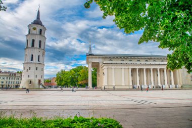 VILNIUS, LITHUANIA - 9 Temmuz 2017: Çan Kulesi ve St. Stanislaus Katedrali Bazilikası ve St. Vladislav Katedral Meydanı