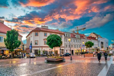VILNIUS, LITHUANIA - 9 Temmuz 2017: Günbatımında Belediye Meydanı 'nda Turistler