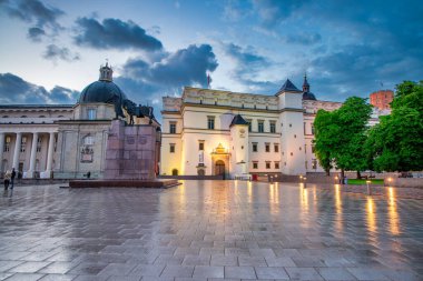 VILNIUS, LITHUANIA - 9 Temmuz 2017: Katedral Meydanı 'nda gün batımında ana simgeler ve binalar