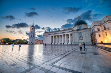 VILNIUS, LITHUANIA - 9 Temmuz 2017: Katedral Meydanı 'nda gün batımında ana simgeler ve binalar