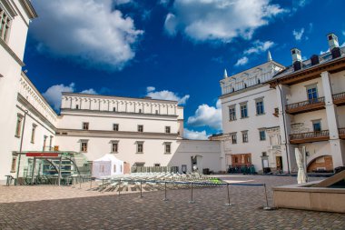 VILNIUS, LITHUANIA - 10 Temmuz 2017: Açık güneşli bir günde Katedral Meydanı 'nda turistler