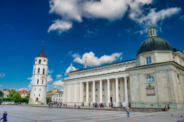 VILNIUS, LITHUANIA - 10 Temmuz 2017: Açık güneşli bir günde Katedral Meydanı 'nda turistler