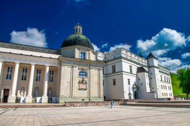 VILNIUS, LITHUANIA - 10 Temmuz 2017: Açık güneşli bir günde Katedral Meydanı 'nda turistler