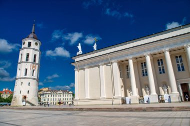 VILNIUS, LITHUANIA - 10 Temmuz 2017: Açık güneşli bir günde Katedral Meydanı 'nda turistler