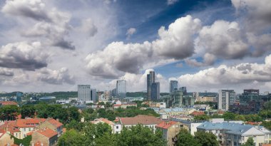 Litvanya şehir tepesinden güneş batarken Vilnius 'un panoramik hava manzarası