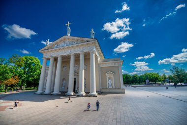 VILNIUS, LITHUANIA - 10 Temmuz 2017: Açık güneşli bir günde Katedral Meydanı 'nda turistler