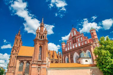 Vilnius 'taki Aziz Anne Kilisesi güneşli bir günde, Litvanya