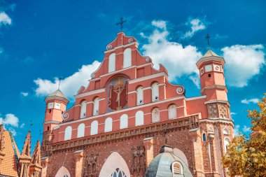 Vilnius 'taki Aziz Anne Kilisesi güneşli bir günde, Litvanya