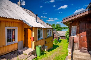 Trakai Litvanya 'daki göl boyunca renkli evler