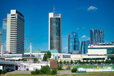 VILNIUS, LITHUANIA - 10 Temmuz 2017: Güneşli bir günde Vilnius Nehri boyunca şehir binaları
