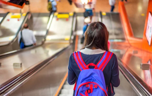 Πίσω Όψη Ενός Κοριτσιού Στις Κυλιόμενες Σκάλες Του Μετρό — Φωτογραφία Αρχείου