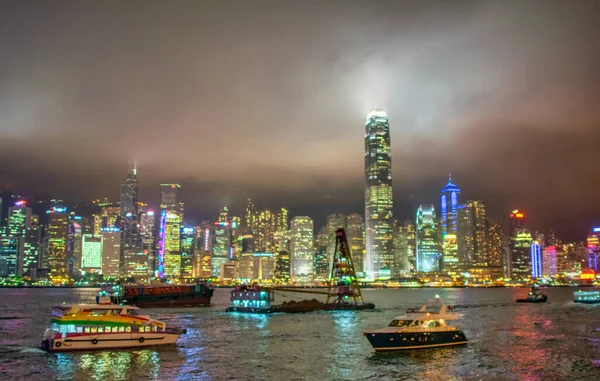 香港の夜のスカイライン 高層ビルが水面に反射する — ストック写真