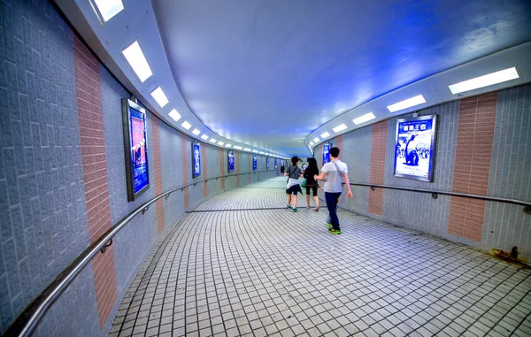 Hong Kong Május 2014 Emberek Sétálnak Végig Város Metró Alagút — Stock Fotó