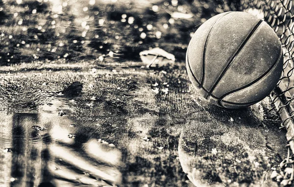 Övergivna Basket Utomhus Fält Med Regn Och Pölar — Stockfoto