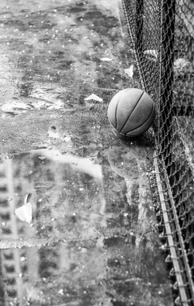 Bola Basquete Chão Parque Dia Chuvoso — Fotografia de Stock