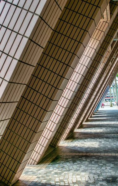 Passagem Pedestre Cidade Moderna Com Colunas Inclinadas Gigantes — Fotografia de Stock