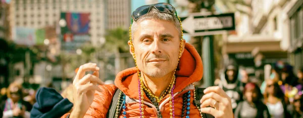 Homem Feliz Com Contas Coloridas Mardi Gras Evento Desfile Carnaval — Fotografia de Stock