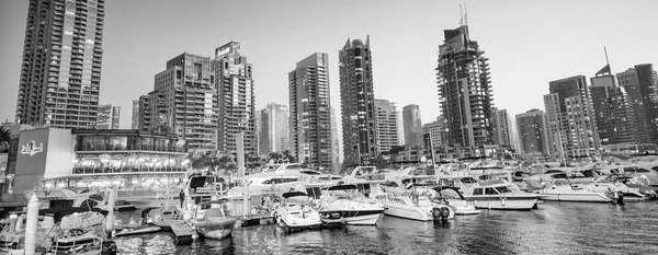 Dubai Eae December 2016 Épületek Dubai Marina Éjjel Felhőkarcolók Víz — Stock Fotó