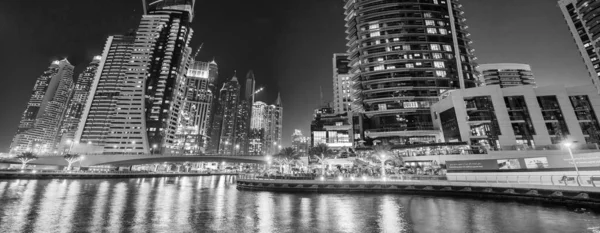 Dubai Eae December 2016 Épületek Dubai Marina Éjjel Felhőkarcolók Víz — Stock Fotó