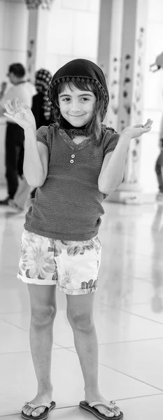 Happy Caucasian Young Girl Visits Abu Dhabi Mosque — Fotografia de Stock