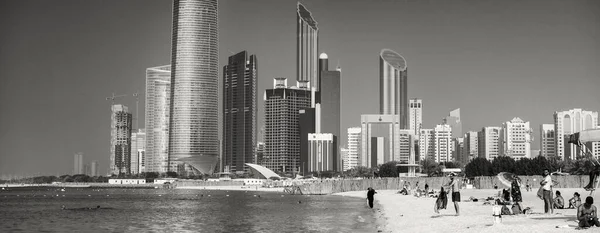 アブダビ アラブ首長国連邦 2016年12月7日 晴れた日に観光客やダウンタウンのスカイラインと美しい都市のビーチ — ストック写真