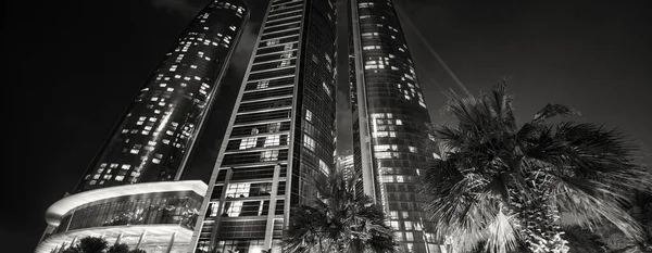 Noční Pohled Mrakodrapy Adu Dhabi Podél Corniche Road Sae — Stock fotografie