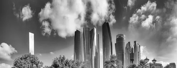 Buildings Skyscrapers Abi Dhabi Corniche Road Sunny Day Uae — Fotografia de Stock