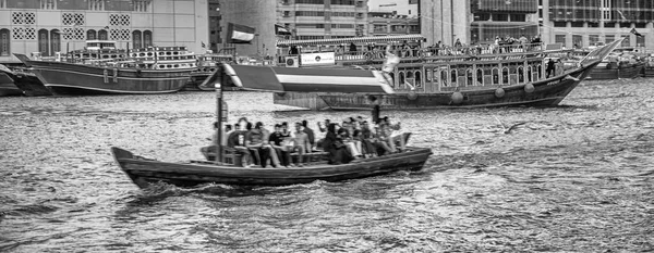 Дубай Оаэ Декабря 2016 Года Туристы Местные Жители Деревянных Лодках — стоковое фото