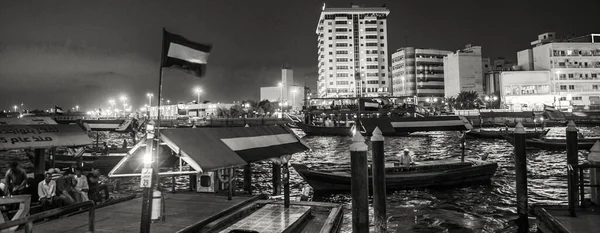 ドバイ アラブ首長国連邦 2016年12月9日 ドバイクリーク沿いの木造ボートで夜の観光客や地元の人々 — ストック写真