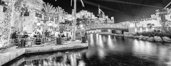 ドバイ アラブ首長国連邦 2016年12月9日 夜の運河沿いのジュメイラの建物や観光客 — ストック写真