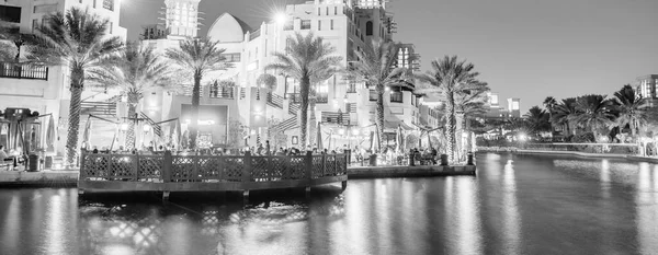 Dubai Uae นวาคม 2016 อาคาร Madinat Jumeirah และน องเท ยวตามคลองในเวลากลางค — ภาพถ่ายสต็อก