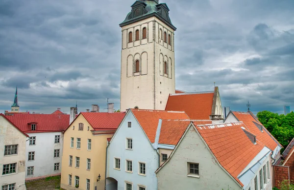 Tallinn Eski Kasabası Estonya Daki Aziz Nicholas Kilisesi Renkli Binalar — Stok fotoğraf