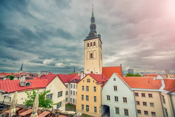 Nicholas Kyrka Och Färgglada Byggnader Tallinns Gamla Stadsdel Estland — Stockfoto