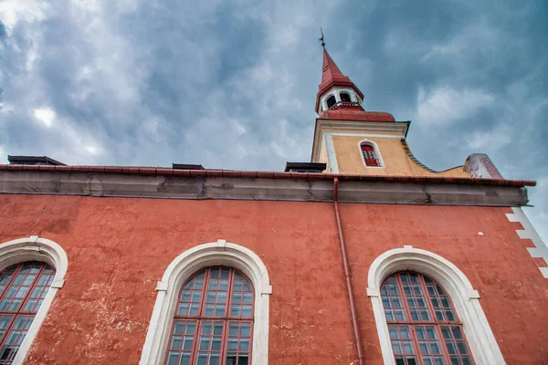 爱沙尼亚帕努邦中部有红色屋顶的旧教堂 — 图库照片