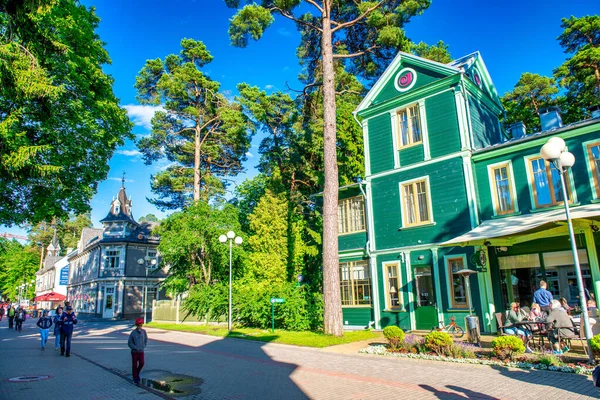 Jurmala Latvia Julho 2017 Turistas Caminham Pela Rua Cidade Dia — Fotografia de Stock