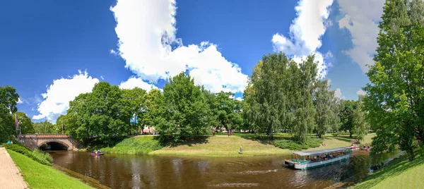 Riga Latvia July 2017 在阳光灿烂的日子里 里加皮尔塞达斯运河和乘船游览的全景 — 图库照片