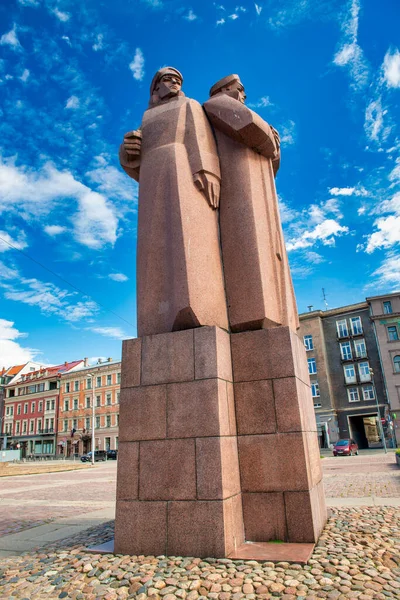 Riga Latvia Ιουλίου 2017 Λετονικό Μνημείο Τυφεκιοφόρων Αμφιλεγόμενο Άγαλμα Από — Φωτογραφία Αρχείου